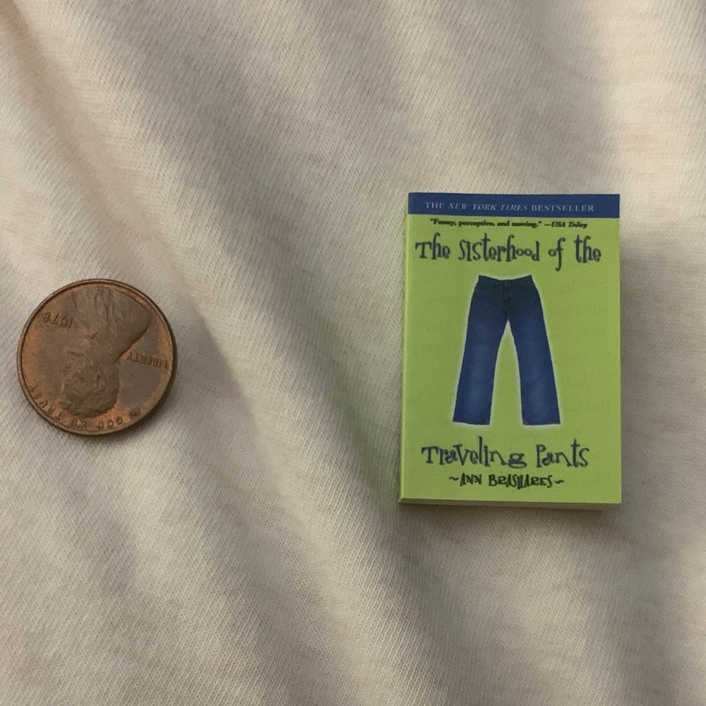 Zuru Mini Brands Book- The Sisterhood of the Traveling Pants- Series 2- Common